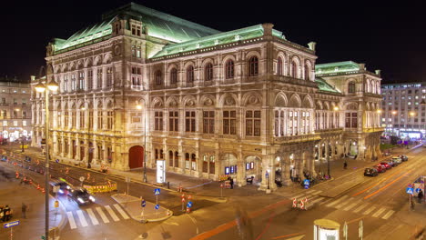 Escena-Nocturna-De-La-ópera-De-Viena-Con-Tráfico
